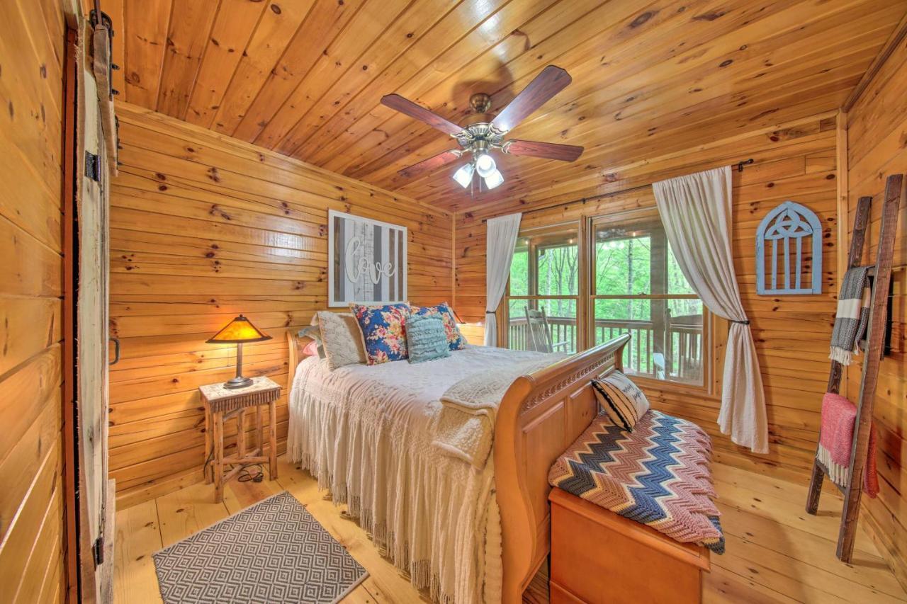 Peaceful Blue Ridge Cabin With Decks And Fire Pit Exterior foto