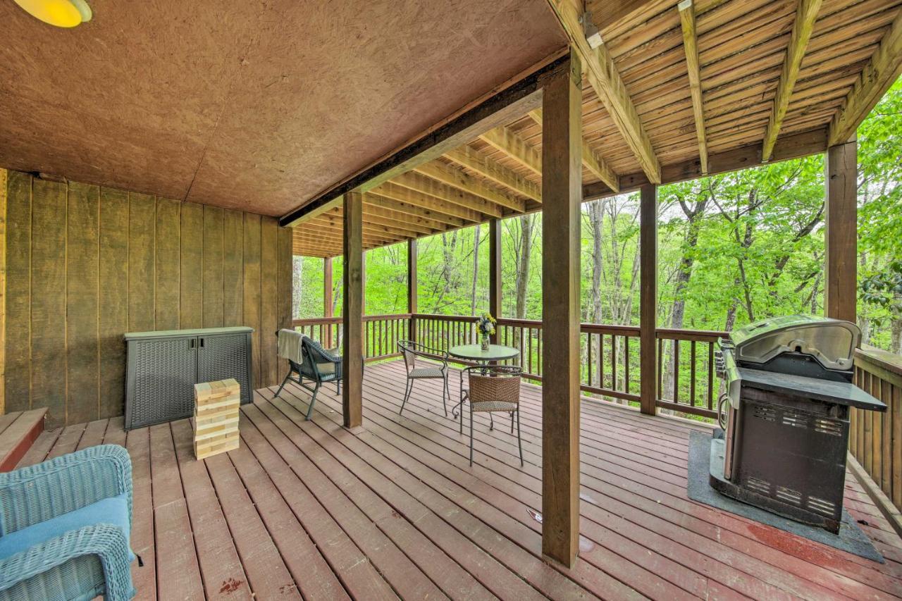 Peaceful Blue Ridge Cabin With Decks And Fire Pit Exterior foto